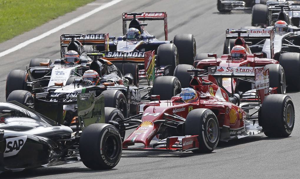 Alonso imbottigliato nel gruppo. Reuters
